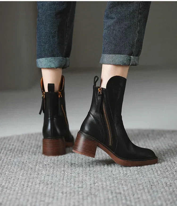 Bota Feminina em Couro Italiano com Zíper Salto Grosso