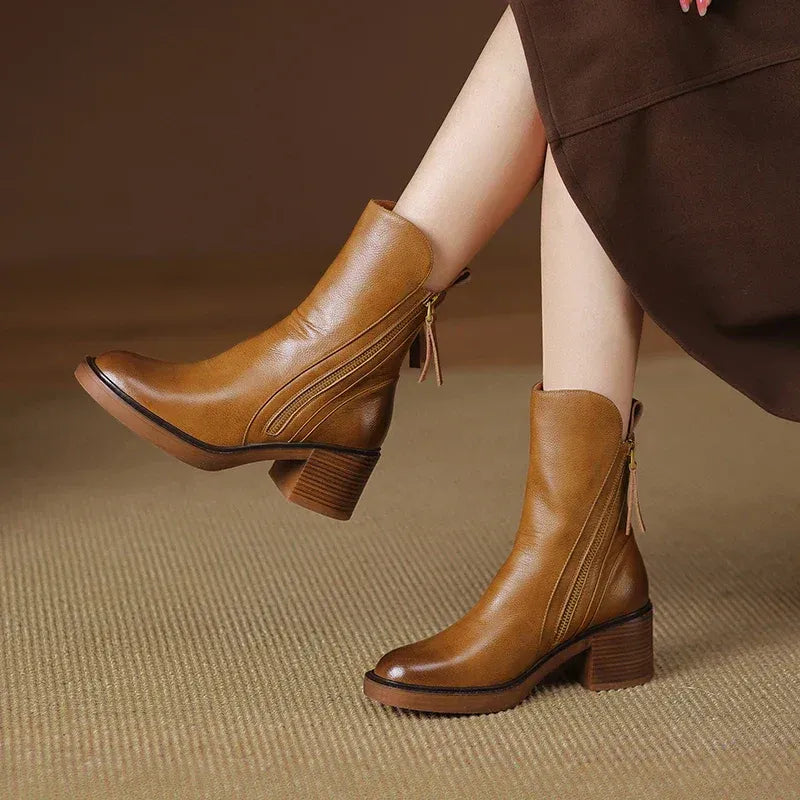Bota Feminina em Couro Italiano com Zíper Salto Grosso