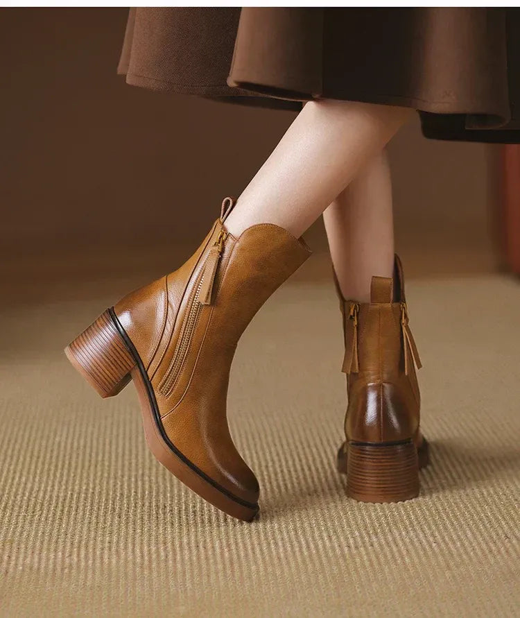 Bota Feminina em Couro Italiano com Zíper Salto Grosso