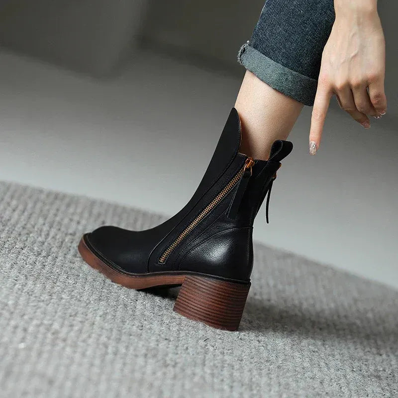 Bota Feminina em Couro Italiano com Zíper Salto Grosso