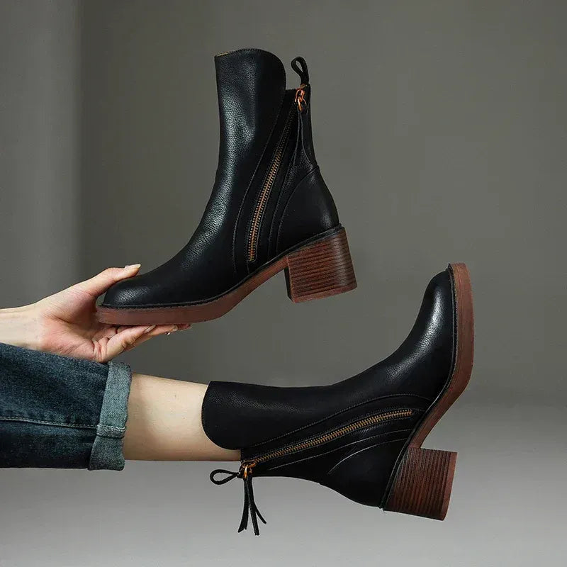 Bota Feminina em Couro Italiano com Zíper Salto Grosso